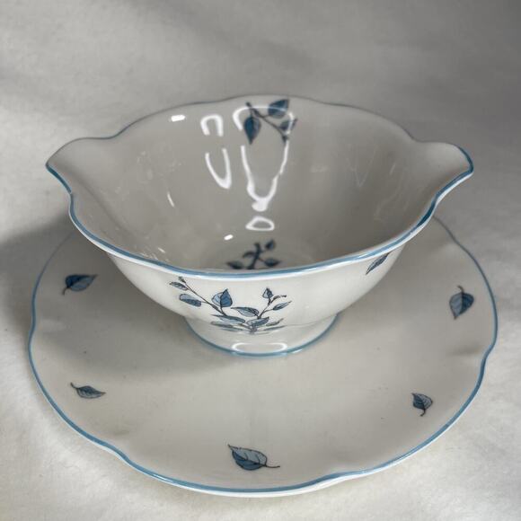 Birchmere by Haviland GRAVY BOAT WITH ATTACHED UNDERPLATE, USA - Picture 1 of 3